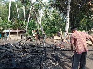 TNI Bantu Bersihkan Puing-Puing Rumah Warga Korban Kebakaran
