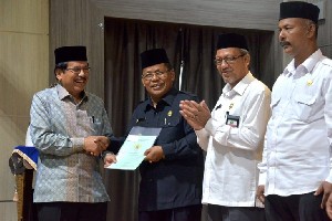 Menteri ATR/ BPN Serahkan 23 Bidang Sertikat Tanah di Kota Banda Aceh