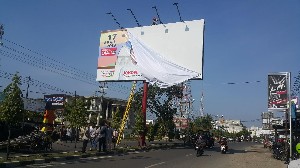 Dipasang di Tempat Terlarang, Tim Gabungan Turunkan Baliho Jokowi-Ma'ruf Amin