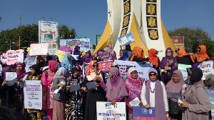 Hari Perempuan Sedunia, Perempuan Aceh Gelar Aksi Damai di Simpang Lima