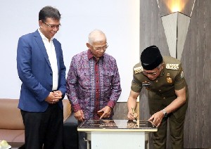 Plt Gubernur Aceh Resmikan Ruang Adnan Ganto Multimedia Center Unsyiah