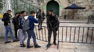 Polisi Israel Menyerang Jamaah Dekat Kompleks Al-Aqsa