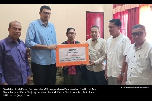 Disdikbud Aceh Besar Serahkan Bantuan Untuk SDN 4 Tanjung Lombok Utara