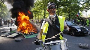 Polisi Menggunakan Gas Air Mata Terhadap Aksi Protes Yellow Vest