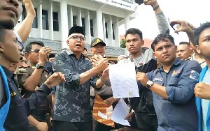 Ini Agenda Nova Pada  Hari Unjuk Rasa Mahasiswa Di Kantor Gubernur Aceh