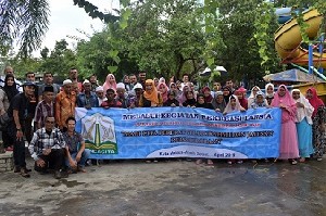 Lansia Binaan Dinsos Aceh Berekreasi ke Wahana Kuta Malaka