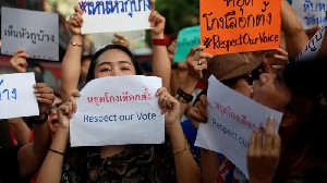 Para Demonstran Thailand Memprotes Pemilihan yang Curang