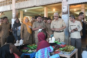 Bawa SKPA Terkait, Plt Sekda Aceh Blusukan ke Pasar Induk