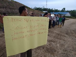 Ratusan Warga Indra Makmur Demo PT Medco