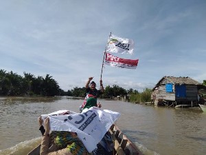 Berbagi Makanan di Kawasan Terisolir Aceh Singkil, Relawan MRI Susuri Sungai Berpenghuni Piton dan Buaya