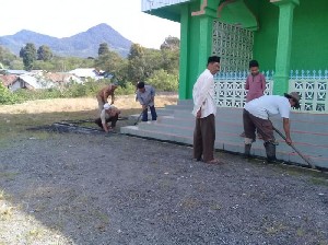 Jelang idul fitri aparatur kampung Suku Wih Ilang siapkan lapangan dan masjid untuk shalat Ied