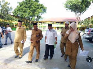 Tinjau Program Beasiswa Santri Berprestasi, Daud Pakeh kunjungi MAN 1 Banda Aceh