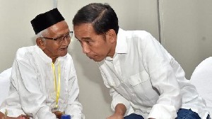 Mudik Ke Solo, Jokowi Bagi Ribuan Paket Sembako Untuk Warga