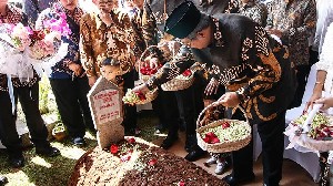 Lebaran, SBY Ziarah Makam Mendiang Istrinya