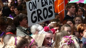 Tuntut Upah yang Adil, Kaum Perempuan Swiss Lakukan Demonstrasi
