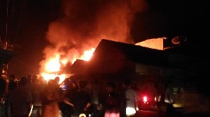 Kebakaran Hebat Landa Kota Fajar, 3 Unit Ruko Hangus Dilahap Jago Merah