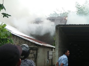 Diduga Akibat Arus Pendek, Satu Unit Rumah Terbakar Di Krueng Sabee