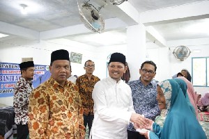 Pemerintah Aceh Besar Serahkan Bansos Penerima Manfaat Pro Abes