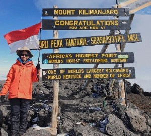 Kisah Khansa, Taklukkan Puncak Gunung Kilimanjaro di Usia 13 Tahun