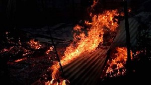 Bentrok di Buton: 2 Orang Tewas dan Puluhan Rumah Hangus Terbakar