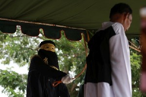 Aceh Besar Cambuk 3 Pelanggar Syariat
