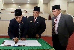 Sah, DPRK Terima LPJ Wali Kota Banda Aceh