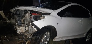Hilang Kendali, Mobil Mazda Hantam Tiang Telkom