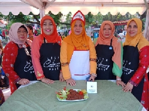 Nurmiaty Kenalkan Rendang Aceh di Padang
