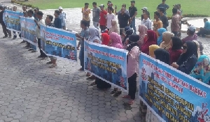 Puluhan Pedagang K5 Unjuk Rasa ke Kantor Bupati dan DPRK Aceh Tamiang