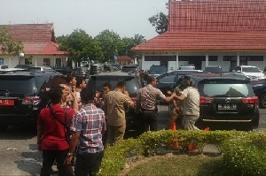 Kapolda Usir Dua Mahasiswa Saat Rapat Penanggulangan Karhutla Riau