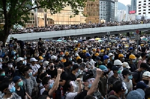 Demonstran Lumpuhkan Hongkong