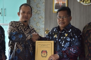 KIP Banda Aceh Serahkan 30 Nama Anggota DPRK Periode 2019-2024 ke Wali Kota