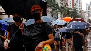 100 Ribu Lebih Warga Hong Kong Berdemo Saat Hujan Lebat dan Tekanan China