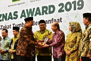 Komitmen dengan Zakat, Bupati Aceh Tamiang Terima Award dari Baznas