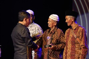 Dishub Aceh Beri Penghargaan Tokoh Inspiratif