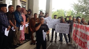 Kritisi Kebijakan Pemkab Atam, Aliansi Pemuda Demo kantor Bupati dan DPRK