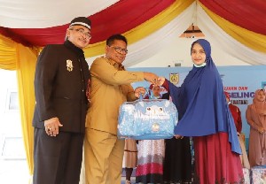 Wali Kota Banda Aceh Serahkan 513 Paket Persalinan bagi Kaum Ibu
