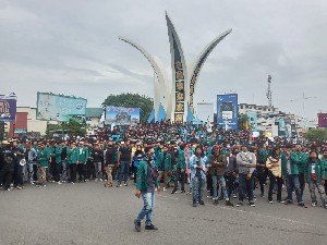 Aksi Kuta Raja Memanggil, Ribuan Mahasiswa Duduki Simpang Lima