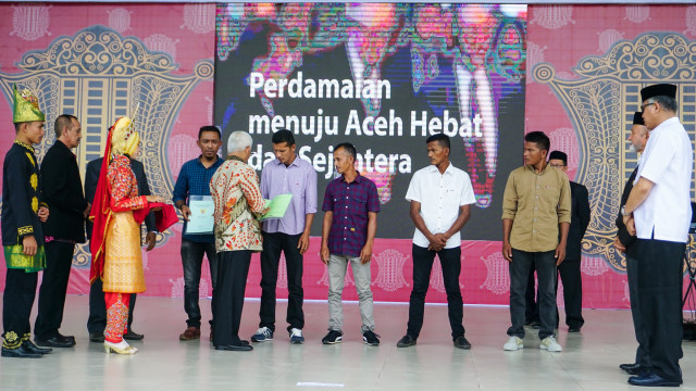 Badan Reintegrasi Aceh (BRA) menyerahkan sertfikat tanah kepada 100 eks kombatan. [Foto: Zuhri Noviandi/kumparan]