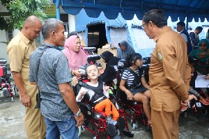 Dinsos Aceh Kembali Salurkan 100 Unit Kursi Roda Untuk Anak Berkebutuhan Khusus