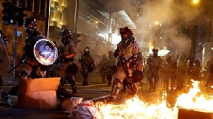 Polisi Hong Kong Menembakkan Gas Air Mata untuk Bubarkan Rapat Anti-pemerintah