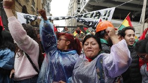 Rayakan Pengunduran Diri Morales, Warga Bolivia Turun ke Jalan