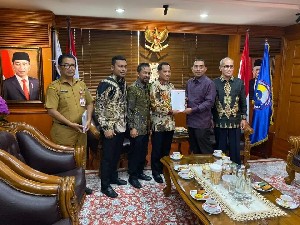 Empat Pimpinan DPR Aceh Terima SK Definitif dari Mendagri