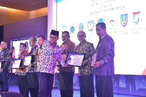 Bupati Aceh Tamiang Terima Anugerah Ombudsman Award 2019