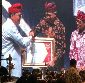 Plt Gubernur Aceh Terima Kadin Awards