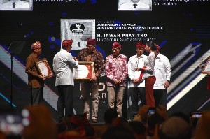 Nova Iriansyah Diberikan Penghargaan Kepala Pemerintah Terbaik oleh Kadin Indonesia