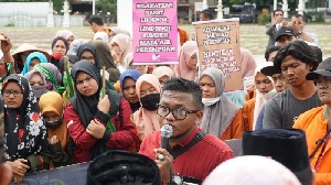 Bupati Aceh Besar Menerima Aspirasi Ratusan Warga yang Demo Terkait Lingkungan