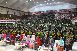 Unsyiah Wisuda 1.105 Lulusan, Rektor Dorong Alumni Keluar Zona Nyaman