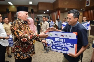 Pemerintah Aceh Serahkan Anugerah Jurnalistik Aceh Hebat