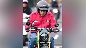 Jokowi Nikmati Libur Natal Naik Motor dan ke Mall